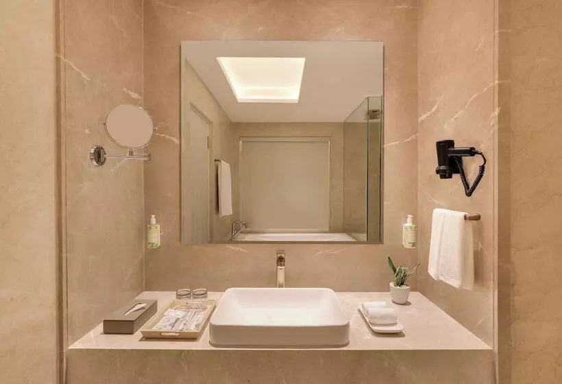 هتل Lemon Tree Premier Budhanilkanth