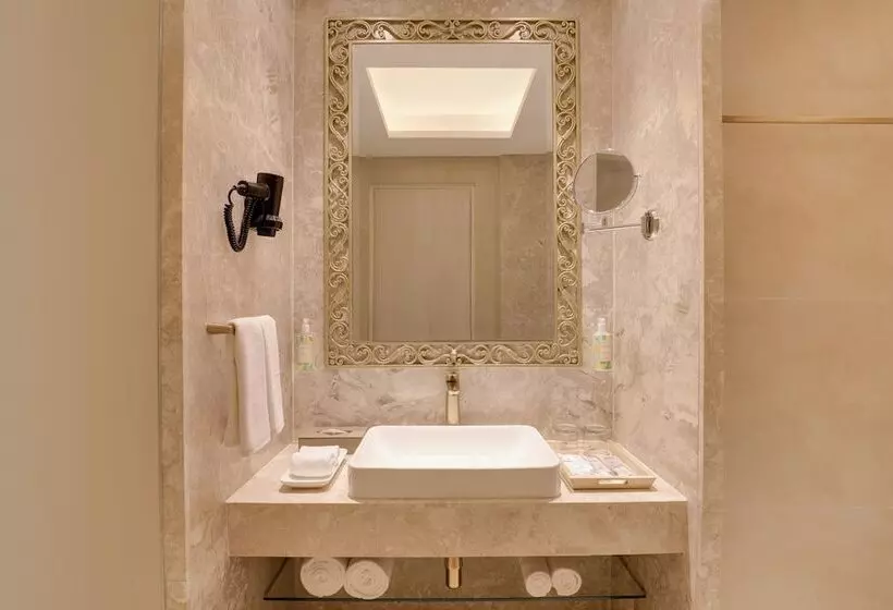 هتل Lemon Tree Premier Budhanilkanth