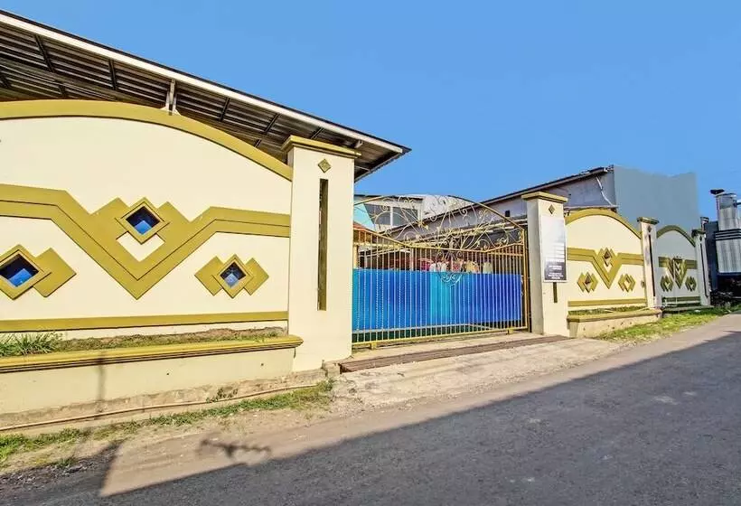 Hotelli Spot On 92424 Wulan Homestay Syariah