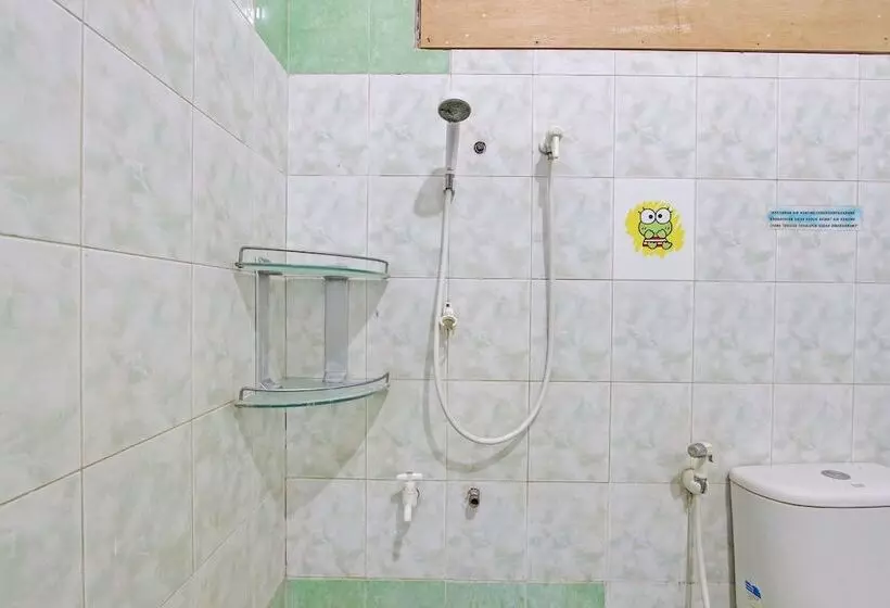 Hotelli Spot On 92424 Wulan Homestay Syariah