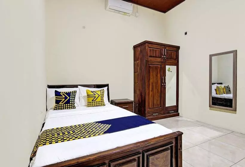 Hotelli Spot On 92424 Wulan Homestay Syariah