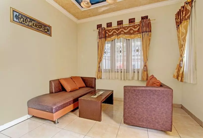 Hotelli Spot On 92424 Wulan Homestay Syariah