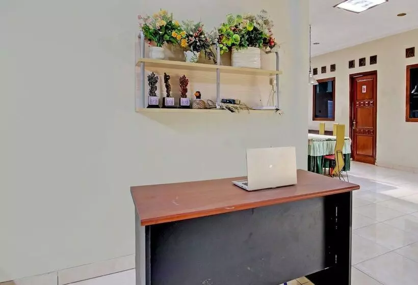 Hotelli Spot On 92424 Wulan Homestay Syariah