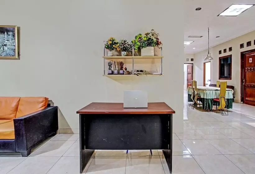 Hotelli Spot On 92424 Wulan Homestay Syariah