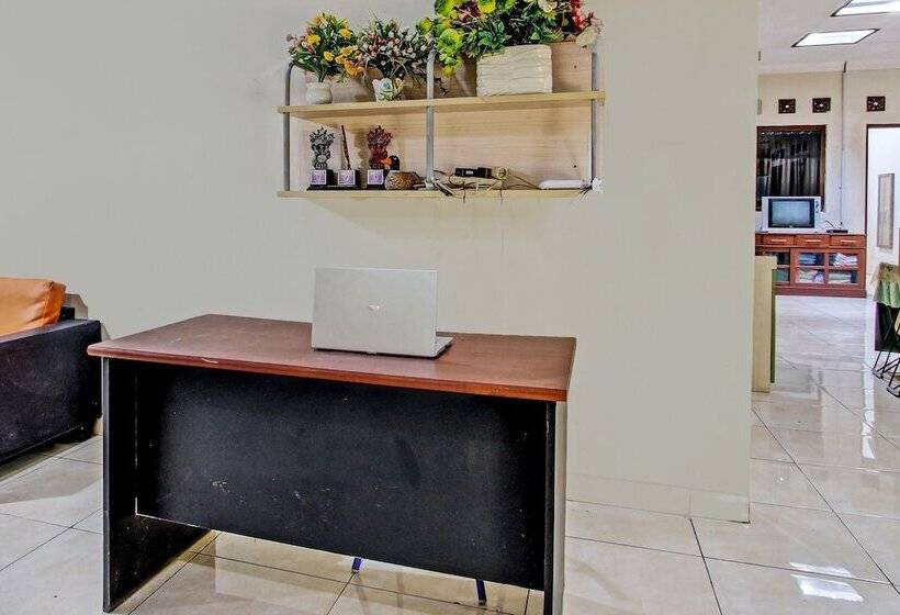 Otel Spot On 92424 Wulan Homestay Syariah