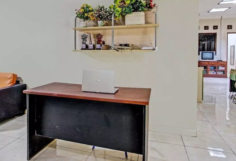 Hotelli Spot On 92424 Wulan Homestay Syariah