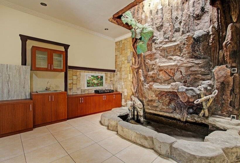 Otel Spot On 92424 Wulan Homestay Syariah