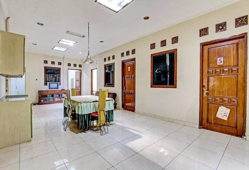 Hotelli Spot On 92424 Wulan Homestay Syariah