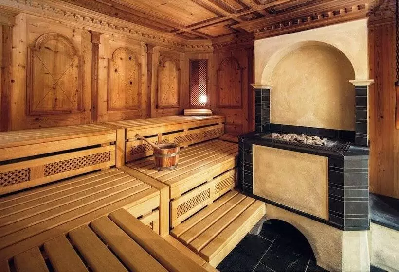 هتل Wellnesshote Engadin
