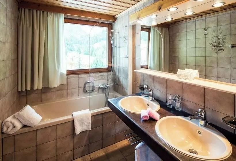 هتل Wellnesshote Engadin