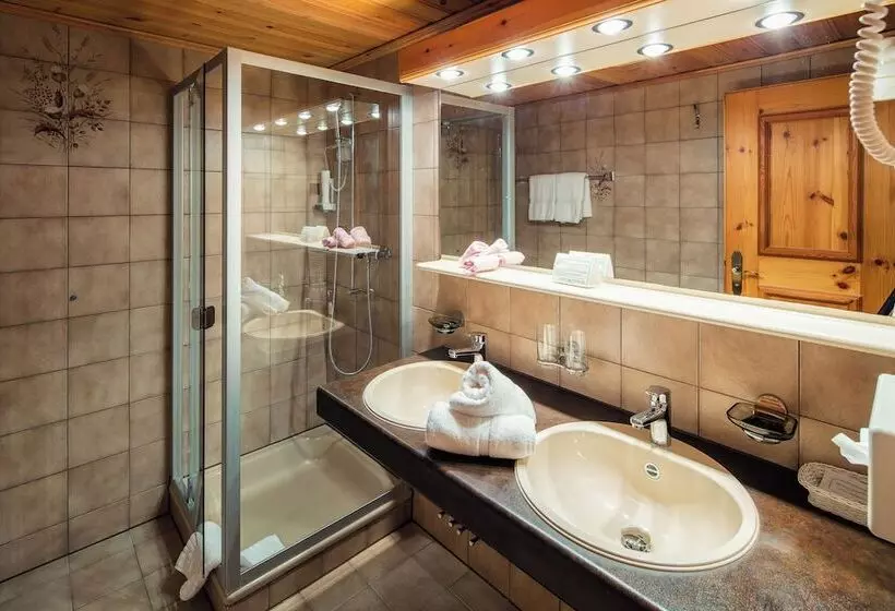 هتل Wellnesshote Engadin