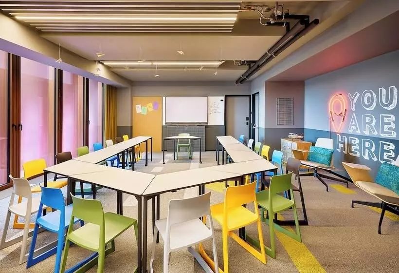 هتل Moxy Luxembourg Airport