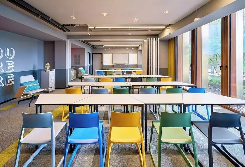 هتل Moxy Luxembourg Airport