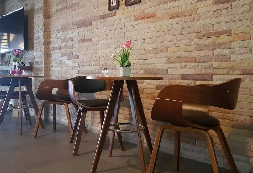 هاستل The Sea View Banchang