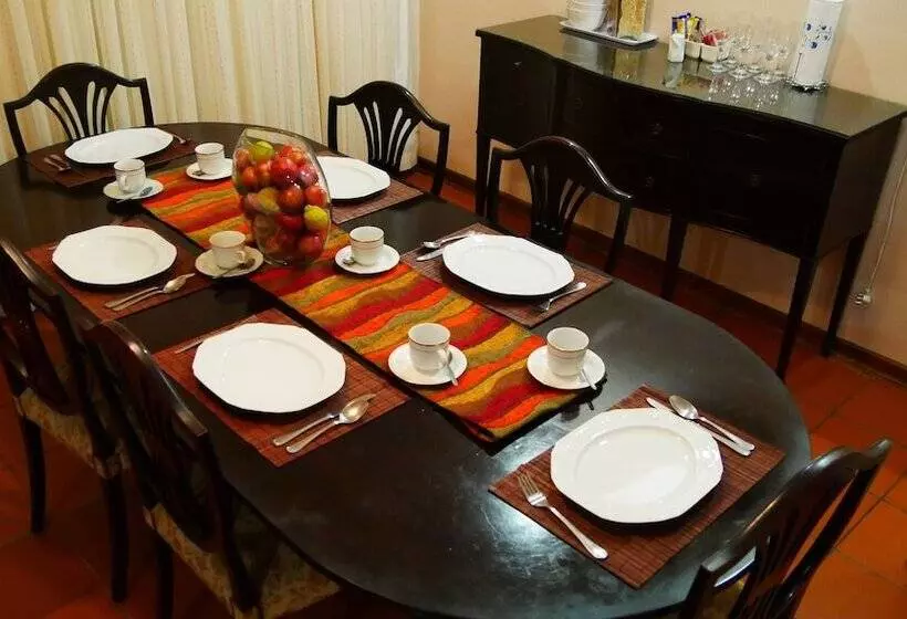 تختخواب و صبحانه Inca Rose Guest House