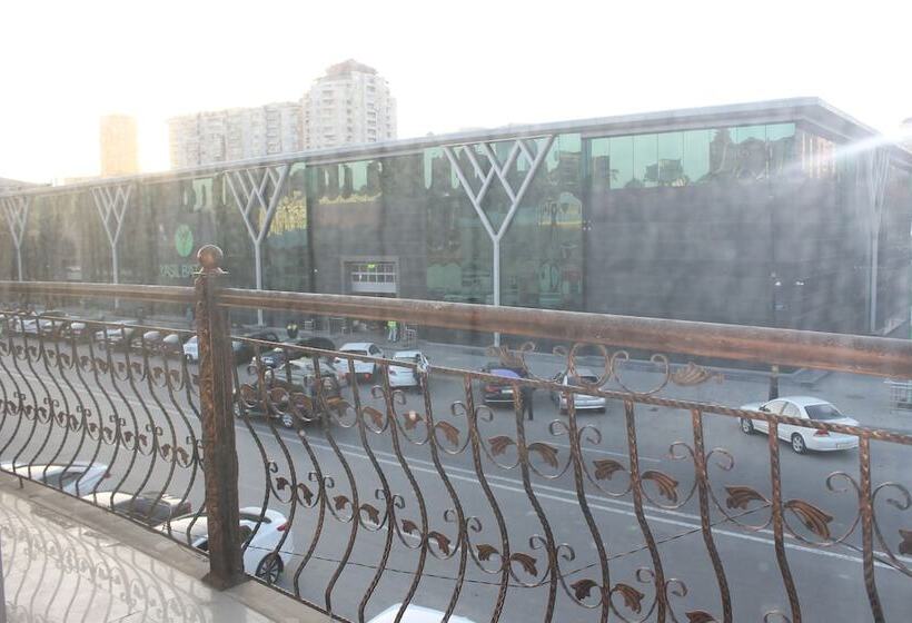 هاستل East House