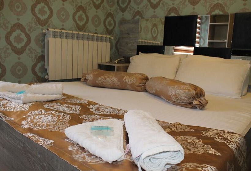 هاستل East House