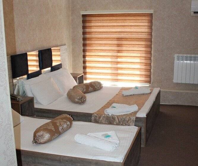 هاستل East House