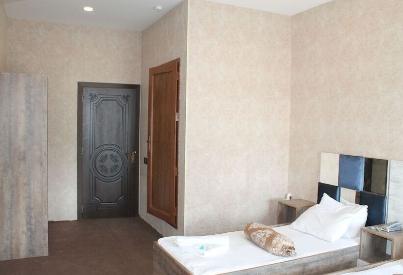 هاستل East House