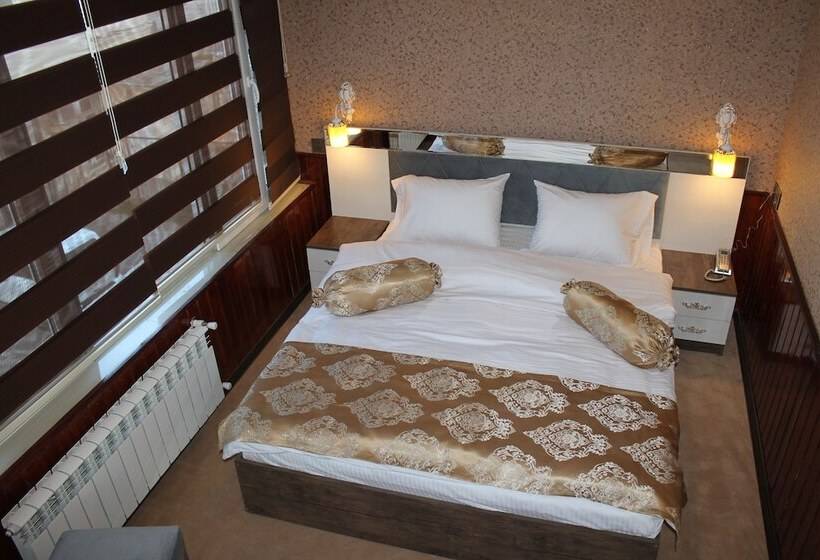 هاستل East House