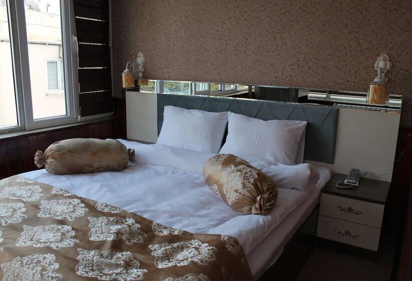 هاستل East House