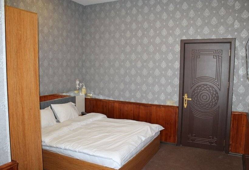 هاستل East House