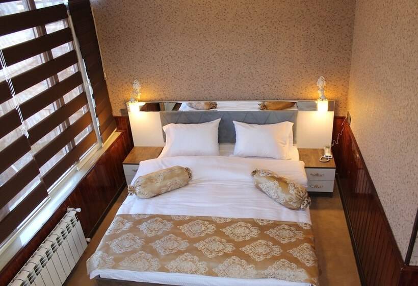 هاستل East House