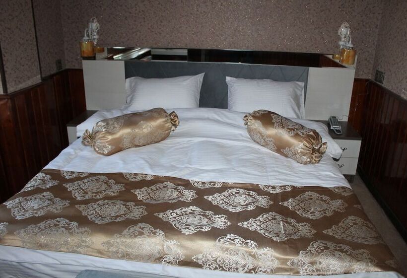 هاستل East House