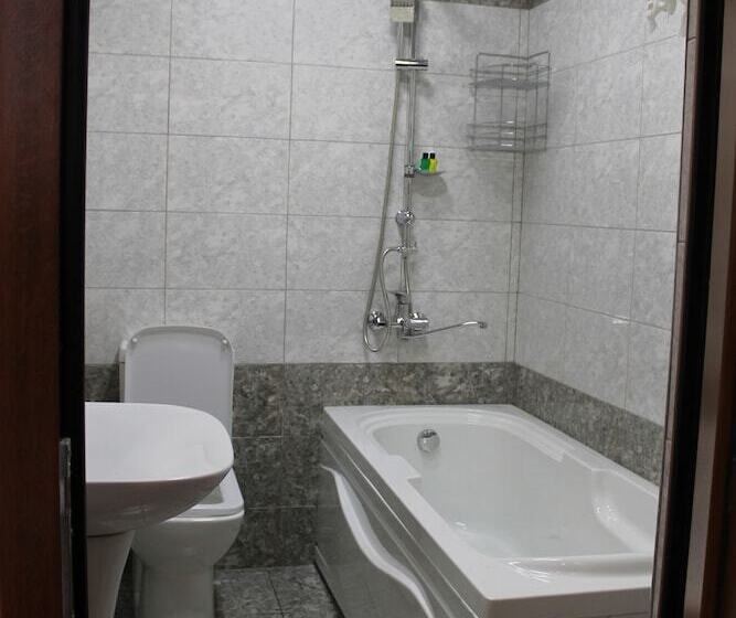 هاستل East House