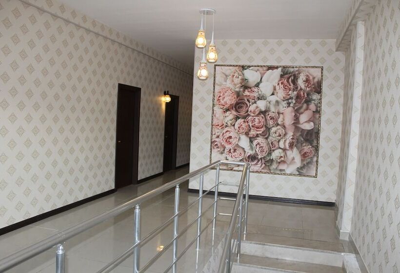 هاستل East House