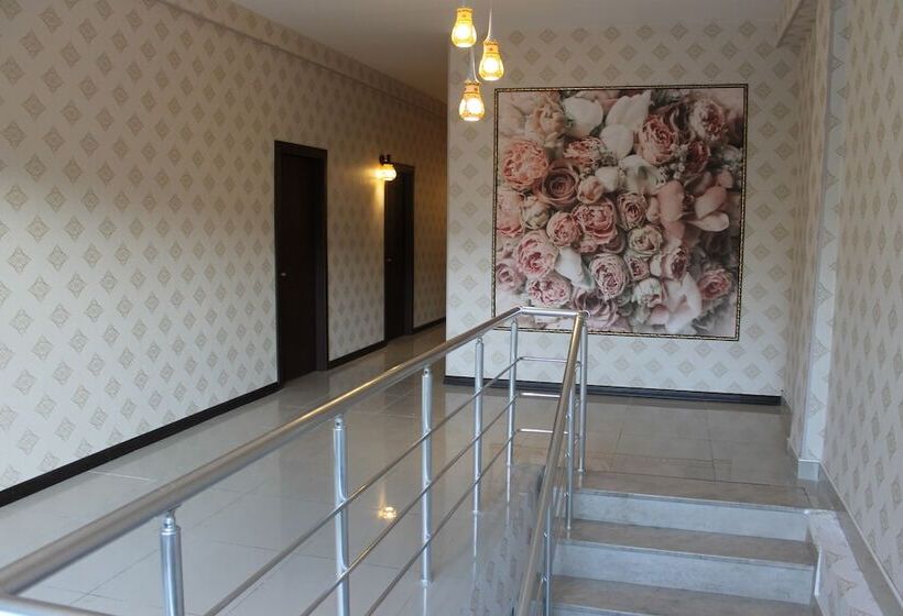 هاستل East House