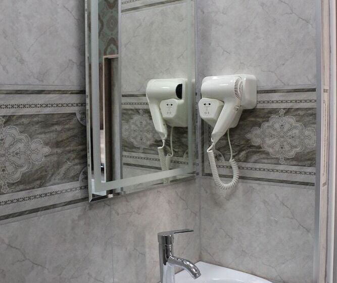 هاستل East House