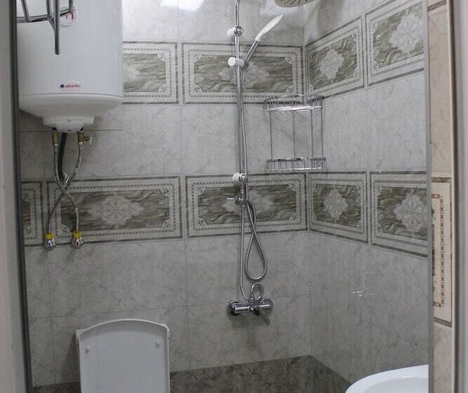 هاستل East House