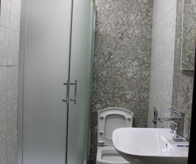 هاستل East House