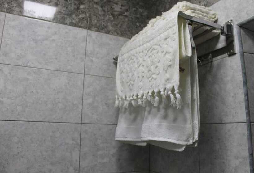 هاستل East House