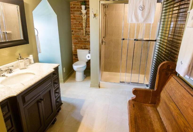 Russell Manor Bed & Breakfast