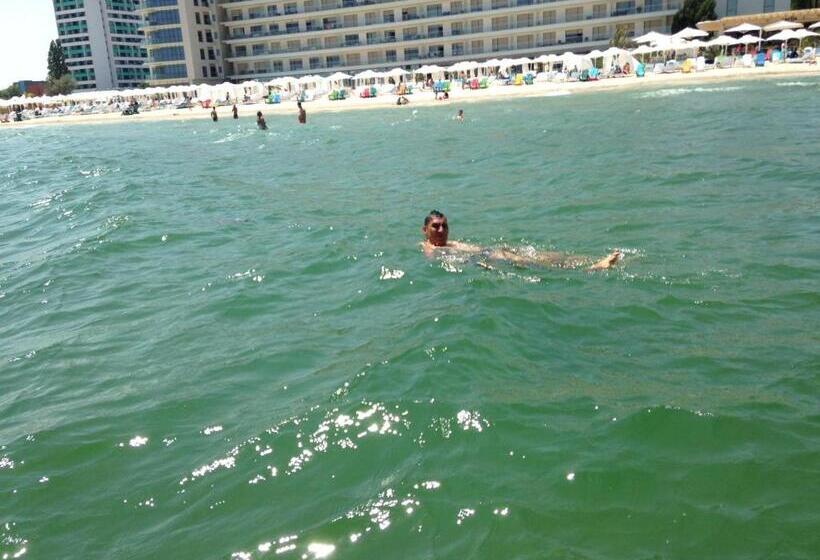 هاستل Max Mamaia Nord