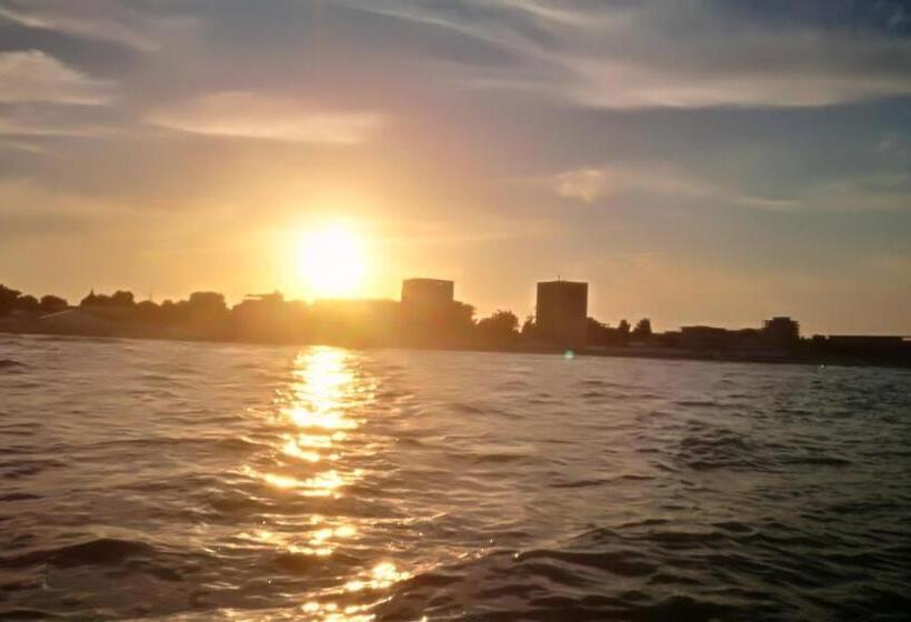 هاستل Max Mamaia Nord