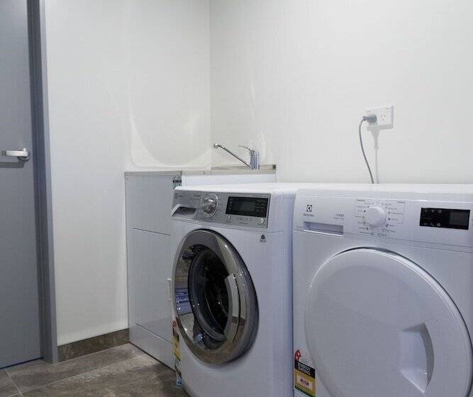 2 On Whiteleigh And 239 On Lincoln Motel