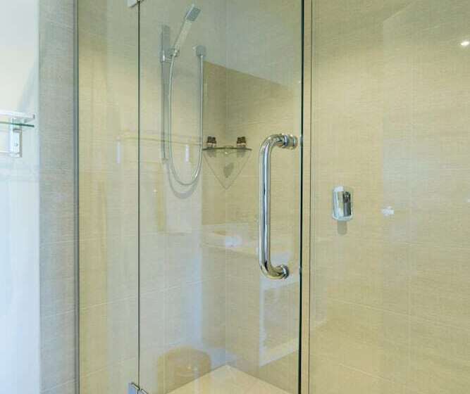 2 On Whiteleigh And 239 On Lincoln Motel