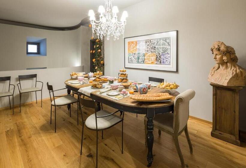 تختخواب و صبحانه Il Duomo Luxury Suite