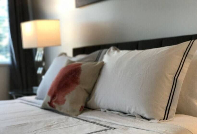 هتل The Francis Boutique Inn