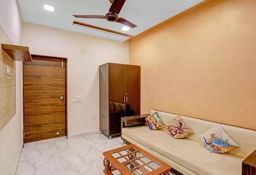 Itsy Hotels Aakash,100 Mts From Sardar Patel Stadium
