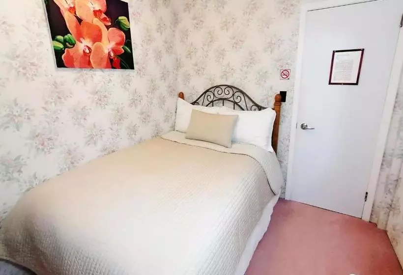 Little Paris Bed And Breakfast