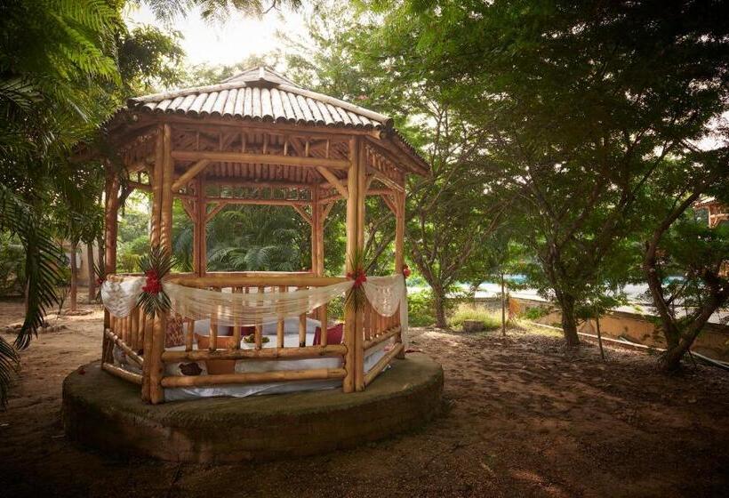 Acorn Hideaway Resort & Spa