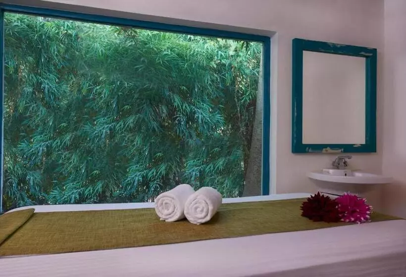 Acorn Hideaway Resort & Spa