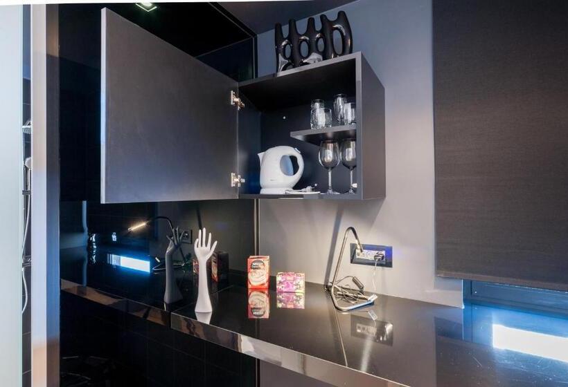 簡易ホテル Unique Rooms