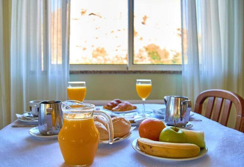 Отель Miracastro