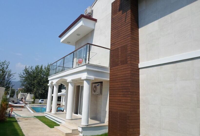 Lighthouse Natalia Aparts