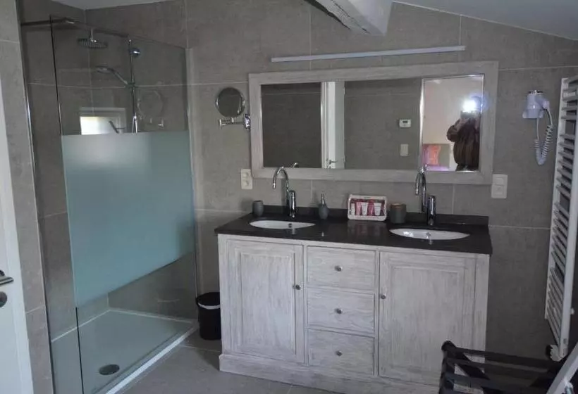 تختخواب و صبحانه Domaine De Claude